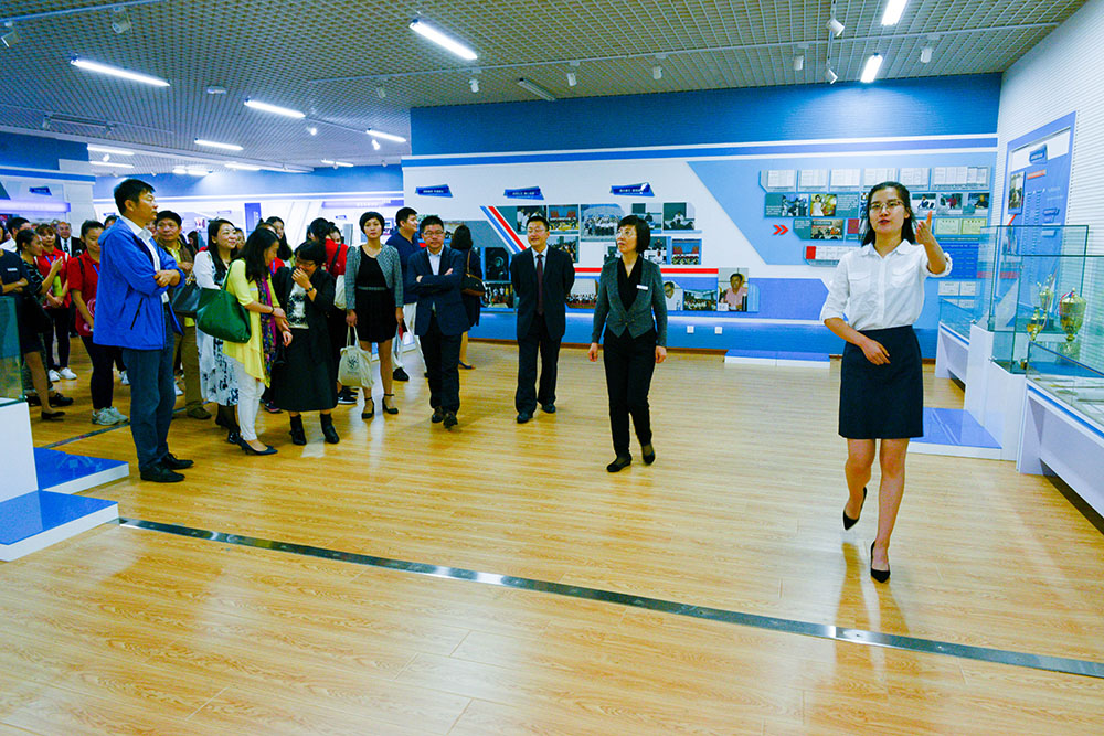 5与会代表参观院史馆.jpg