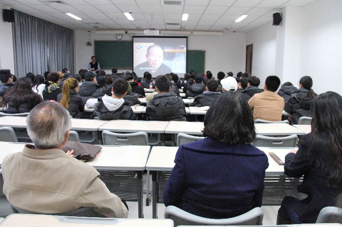 3旁听思政课堂_副本.jpg